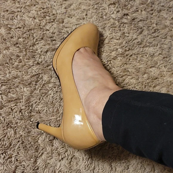 Stuart Weitzman Hummus Aniline Patent Leather Pumps Rounded Toe - Picture 12 of 15